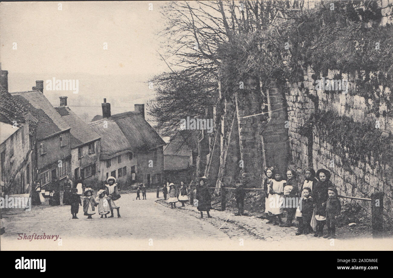 Vintage Edwardian cartolina con i bambini sulla Collina d'oro, Shaftesbury Dorset, Inghilterra Foto Stock