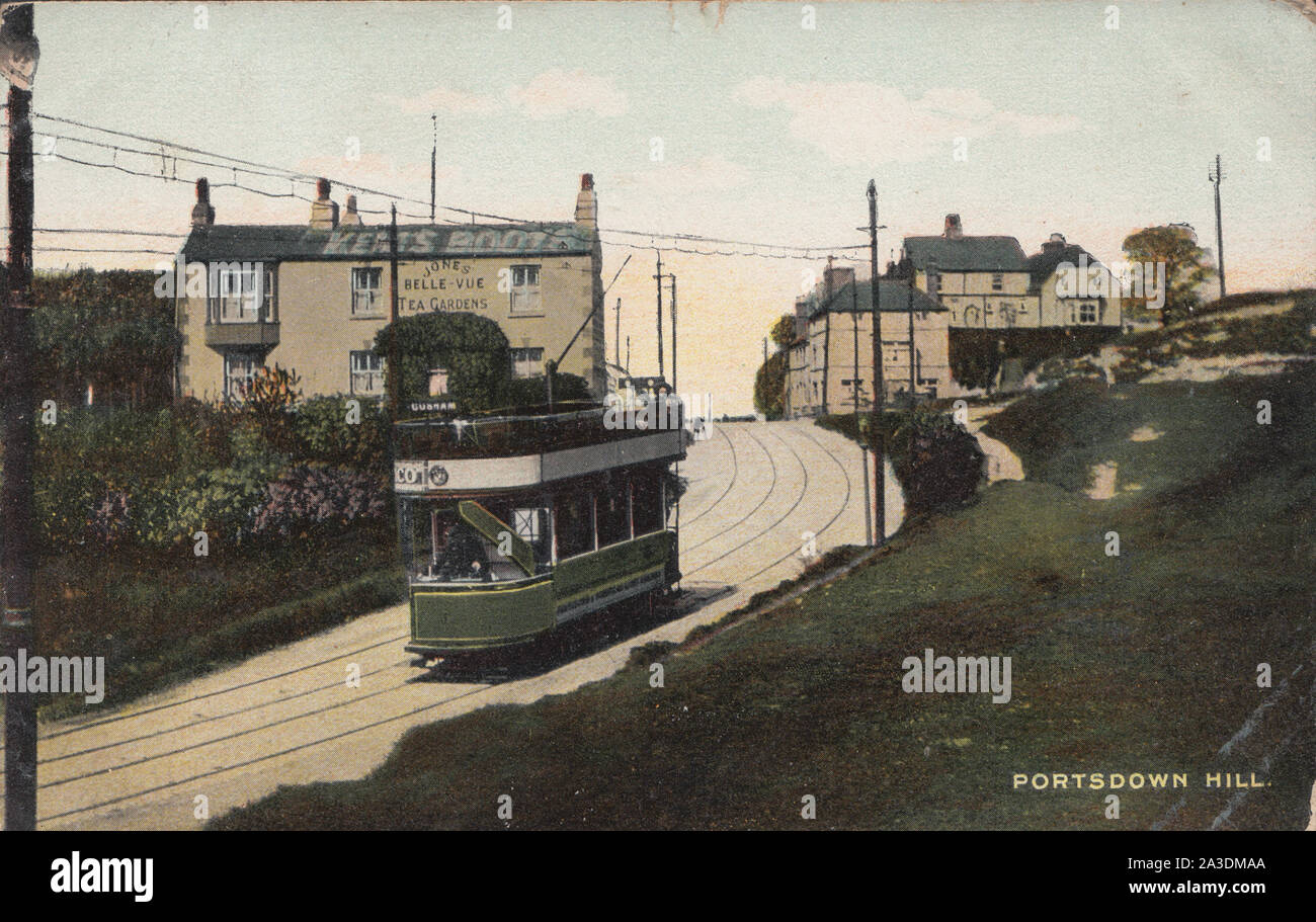 Vintage Edwardian 1906 cartolina di un tram che viaggiano verso il basso Portsdown Hill, vicino a Portsmouth, Hampshire, Inghilterra. Bell Vue i giardini del tè in background. Foto Stock
