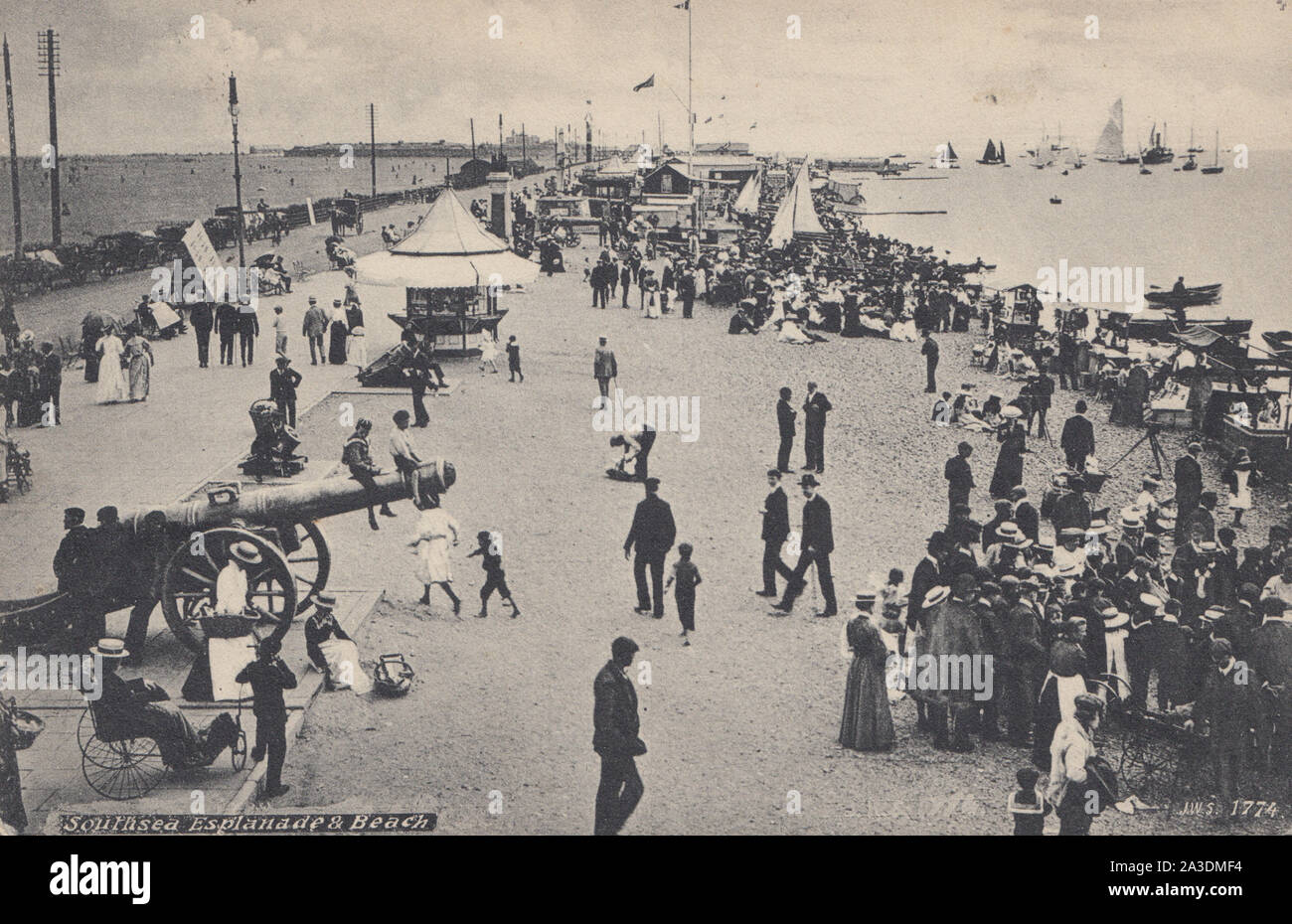 Edwardian cartolina con gente che si diverte a Southsea Esplanade e la spiaggia, Portsmouth, Hampshire. Foto Stock
