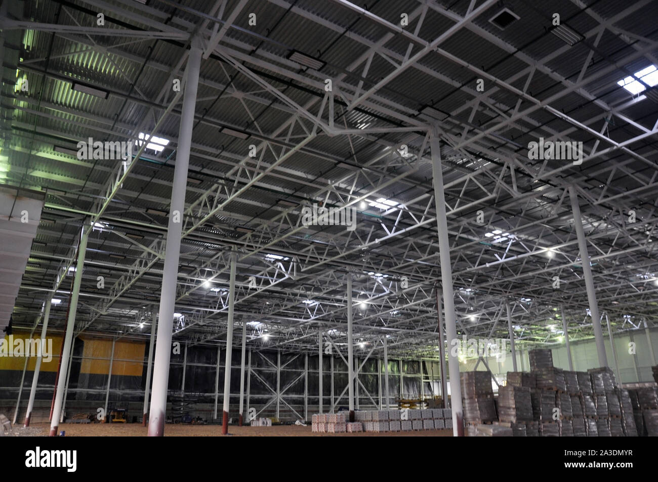 Costruzione di un complesso di magazzini, vista dall'interno. Le colonne sono installati, pietrisco è prevista sul pavimento. L'industria Foto Stock
