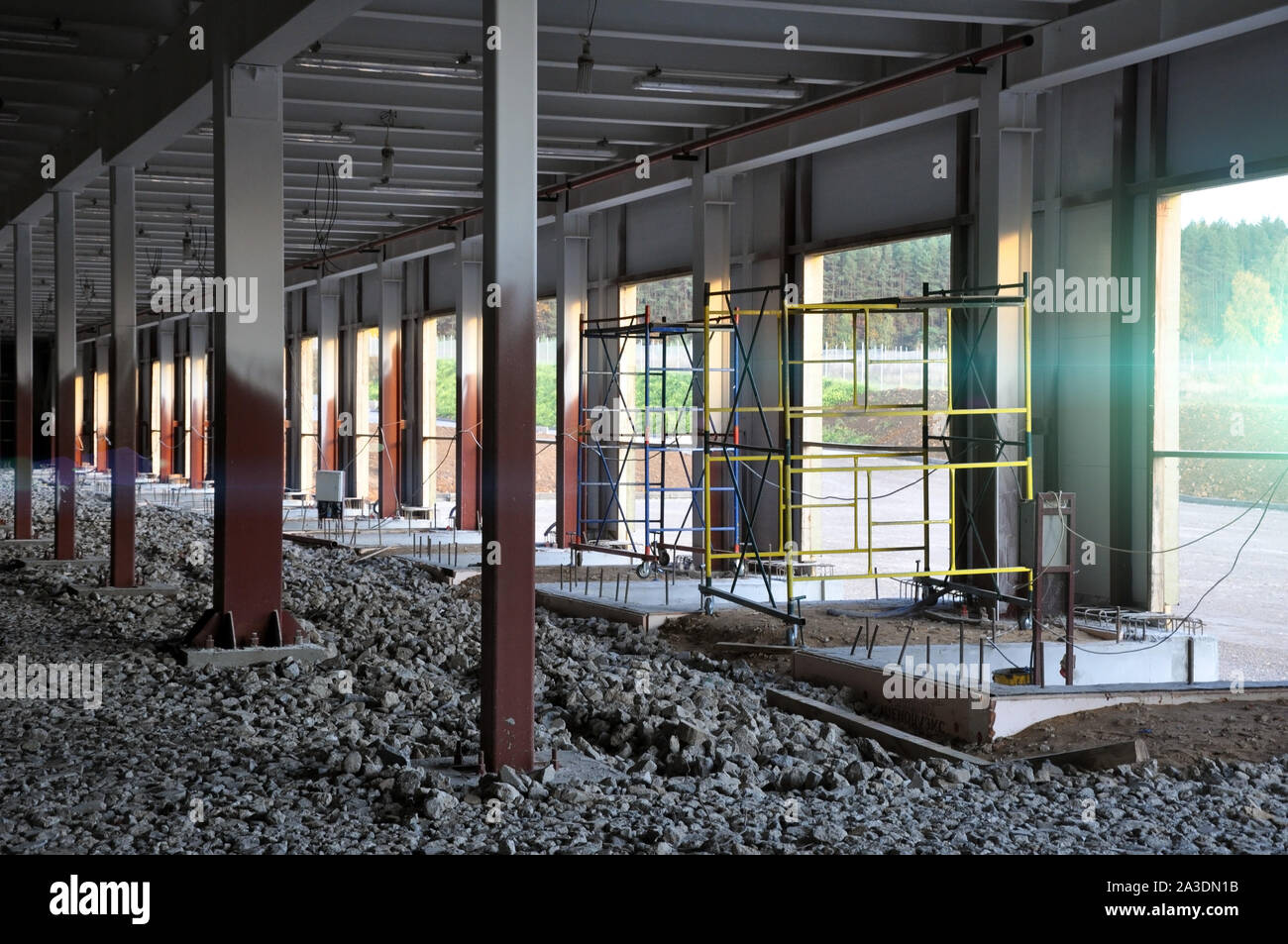 Costruzione di un complesso di magazzini, vista dall'interno. Le colonne sono installati, pietrisco è prevista sul pavimento. Flare Foto Stock