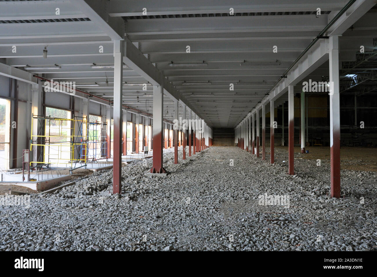 Costruzione di un complesso di magazzini, vista dall'interno. Le colonne sono installati, pietrisco è prevista sul pavimento. L'industria Foto Stock