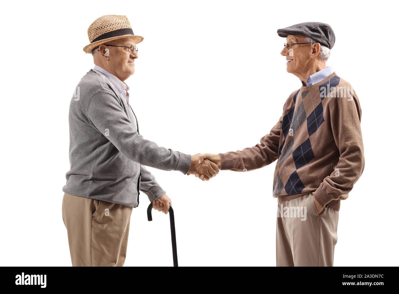 Uomini anziani stringono le mani isolati su sfondo bianco Foto Stock