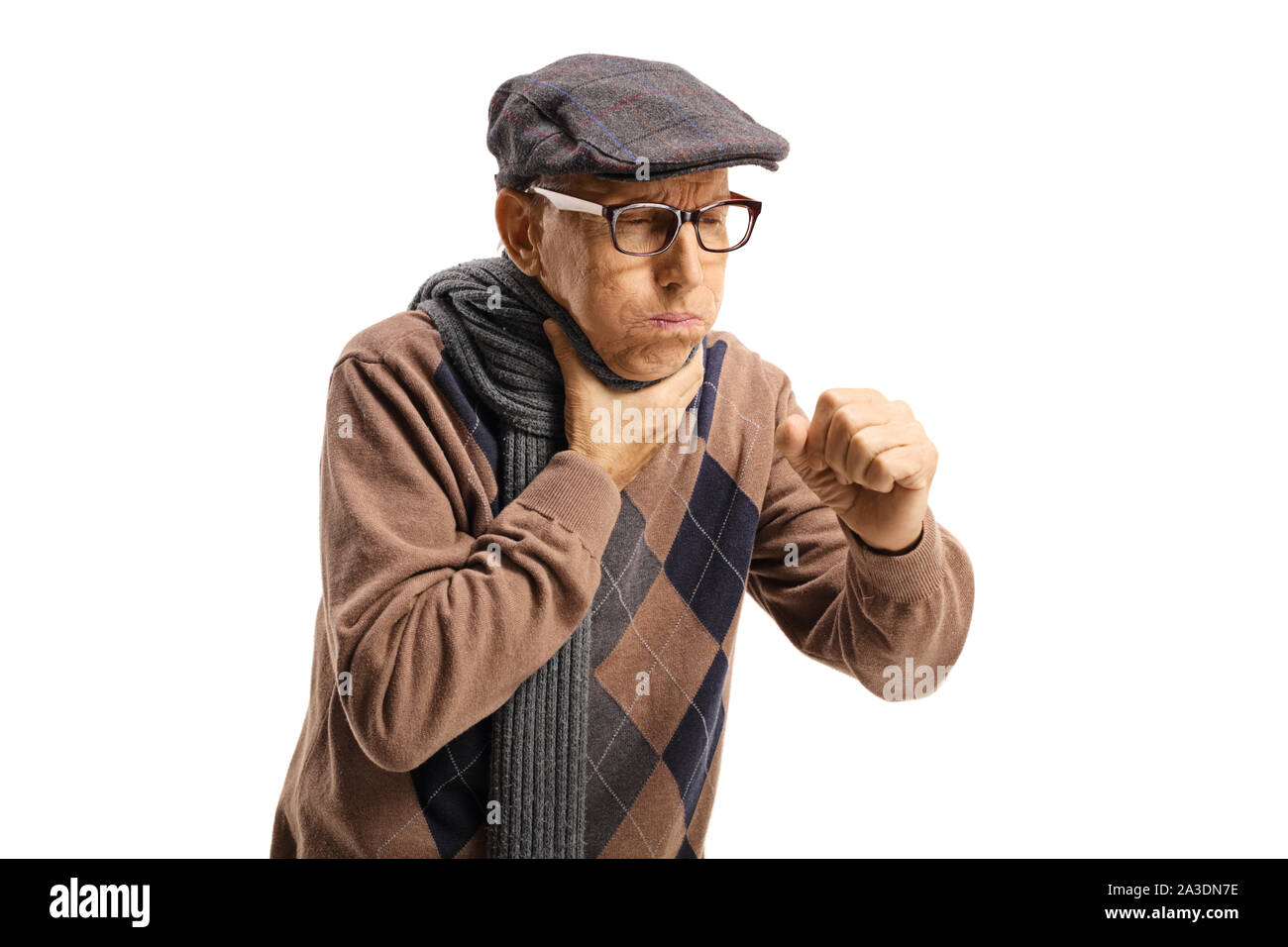 Uomo anziano colpi di tosse e tenendo la sua gola isolati su sfondo bianco Foto Stock
