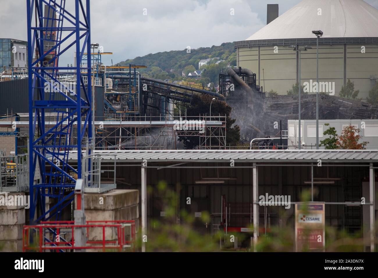 Una settimana dopo un incendio che devastò la Lubrizol impianto in Rouen, il fumo è ancora provenienti dal sito di impianto. Permangono incertezze circa le conseguenze della combustione delle sostanze chimiche e dell'inquinamento. In seguito all'incendio il 26 settembre la raccolta di frutta e verdura è stato vietato in un centinaio di comuni in Normandia e degli Hauts-de-France. Acqua e fuoco, fumo. Foto Stock