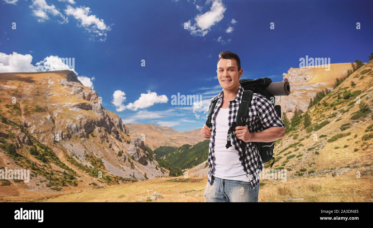 Uomo con zaino escursioni sulle montagne di Sara, Macedonia Foto Stock