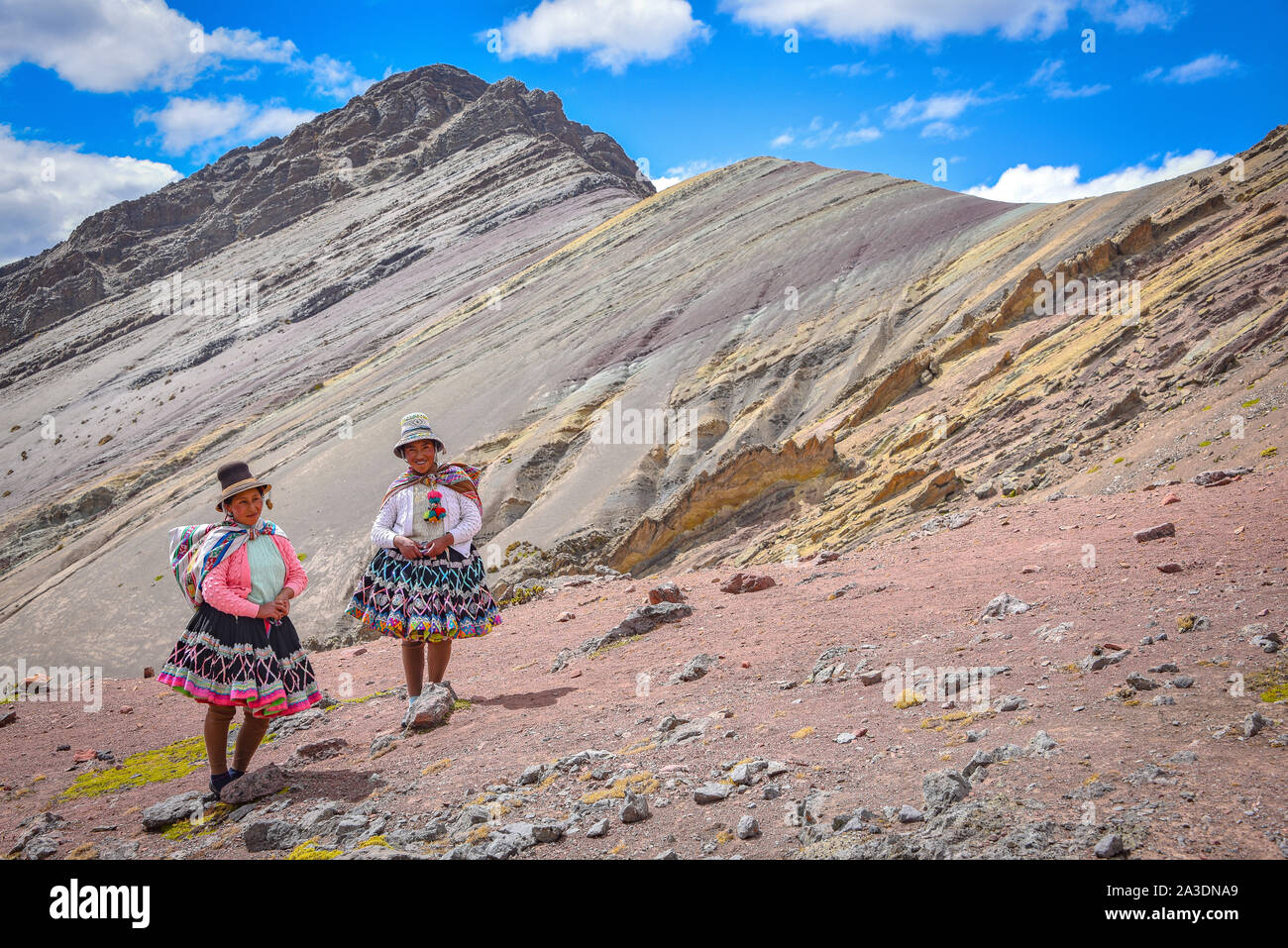 Due giovani ragazze Quechua seguire sentieri nelle Ande al Ausungate trek. Cusco, Perù Foto Stock