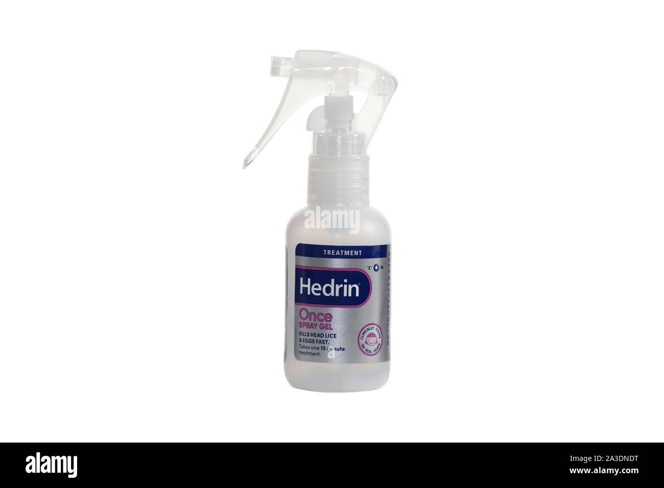 Bottiglia di spruzzi di Hedrin per pidocchi della testa isolata su sfondo bianco Foto Stock