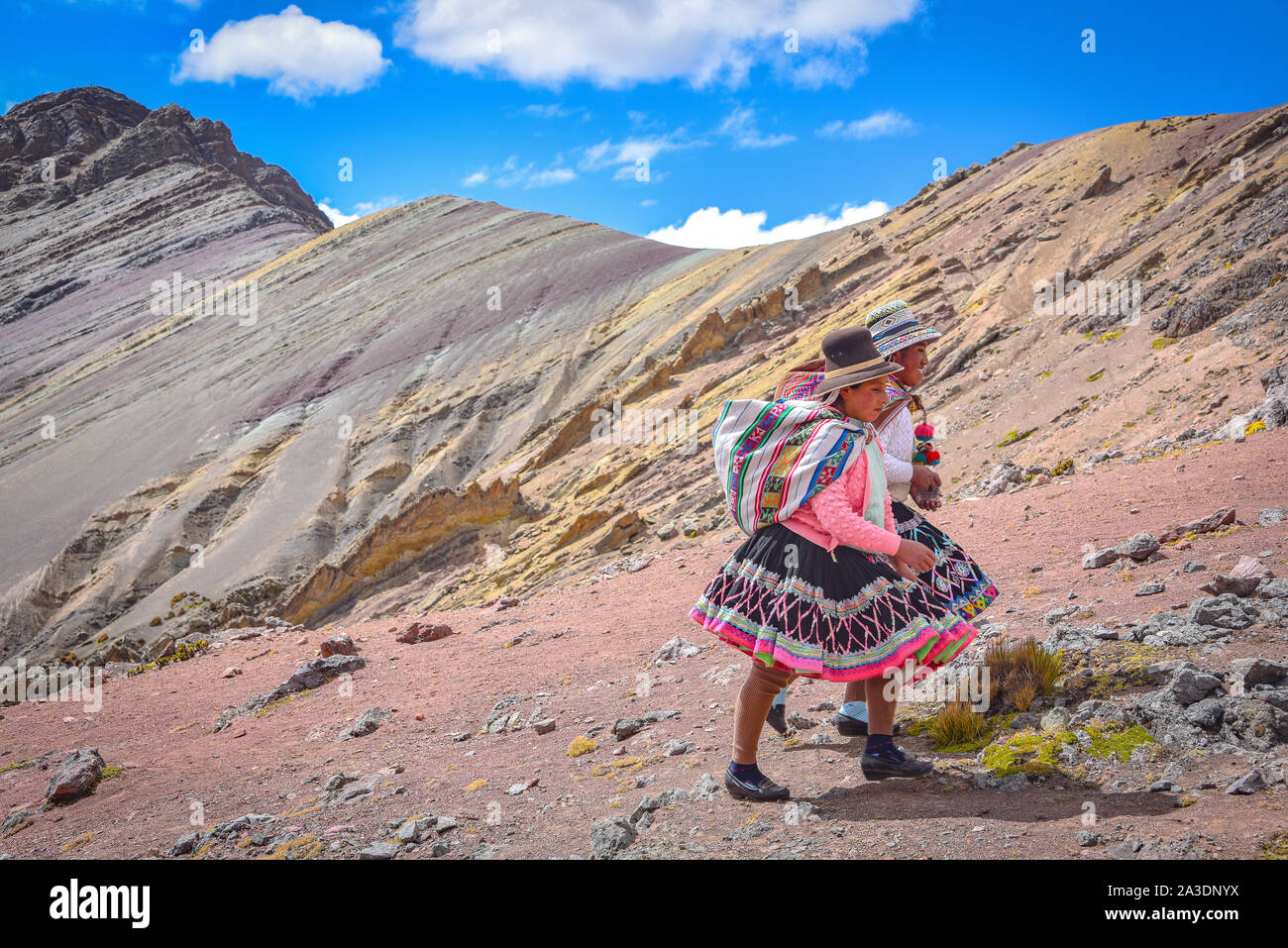 Due giovani ragazze Quechua seguire sentieri nelle Ande al Ausungate trek. Cusco, Perù Foto Stock