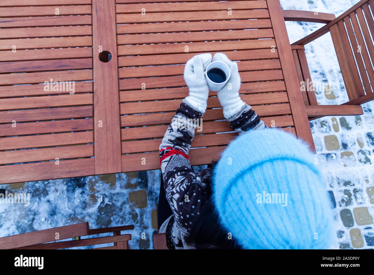 Ragazza di bere il caffè caldo in inverno mattina vista da sopra Foto Stock