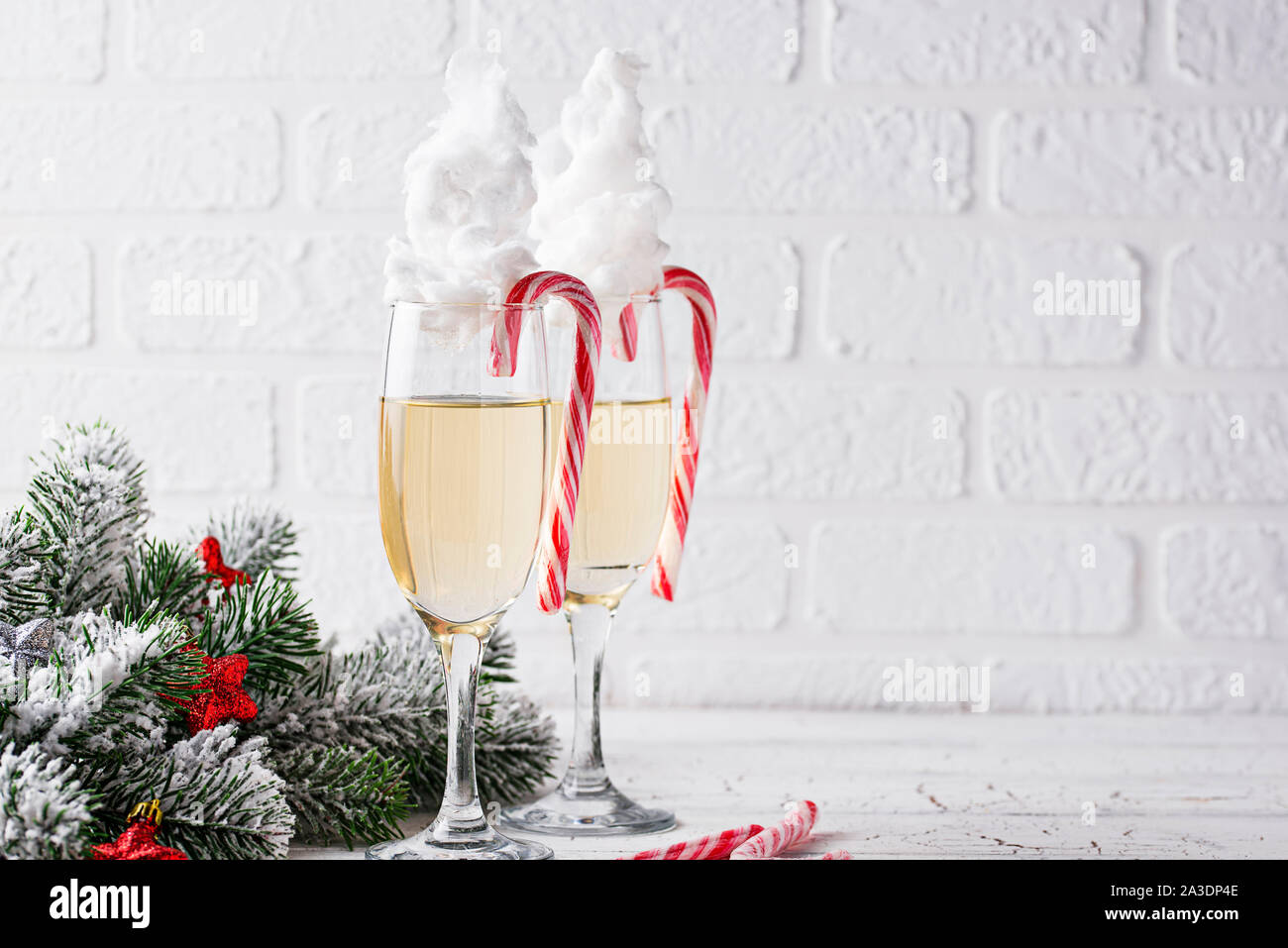 Champagne o prosecco con cotone candy Foto Stock