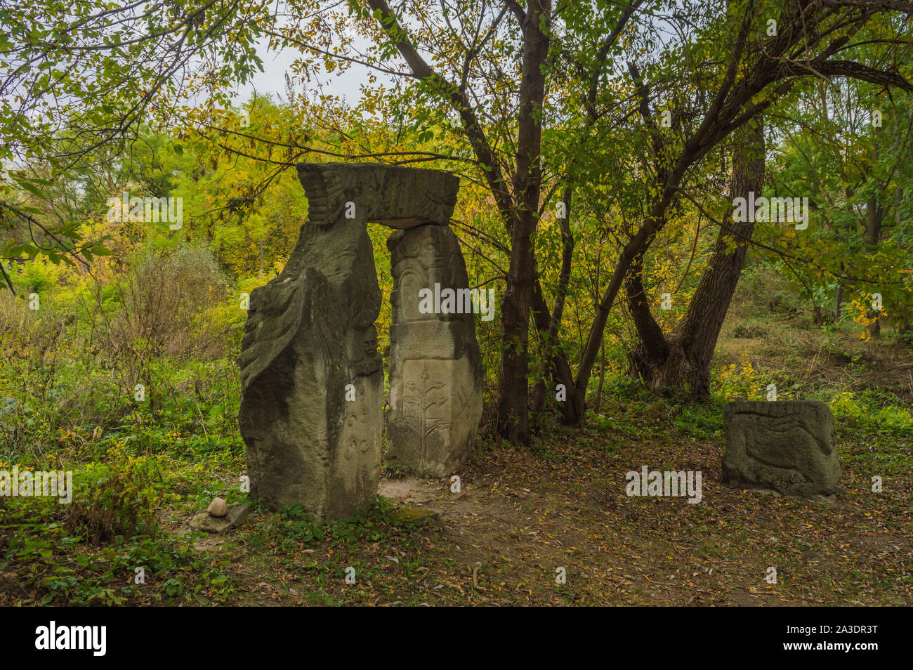 Antica Trilithon nella radura della foresta Foto Stock