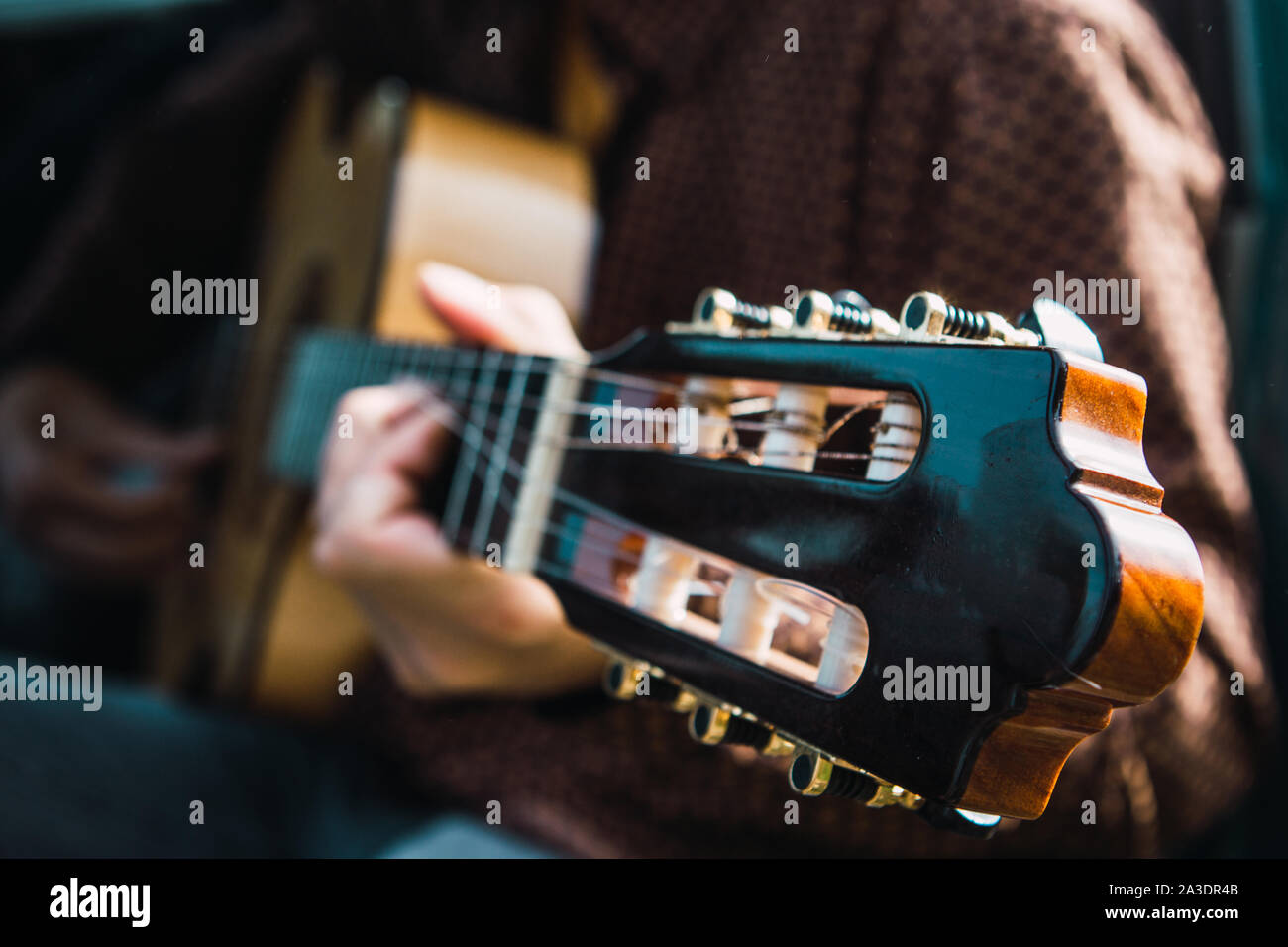 Suonare La Chitarra All'aperto Immagini e Fotos Stock Alamy