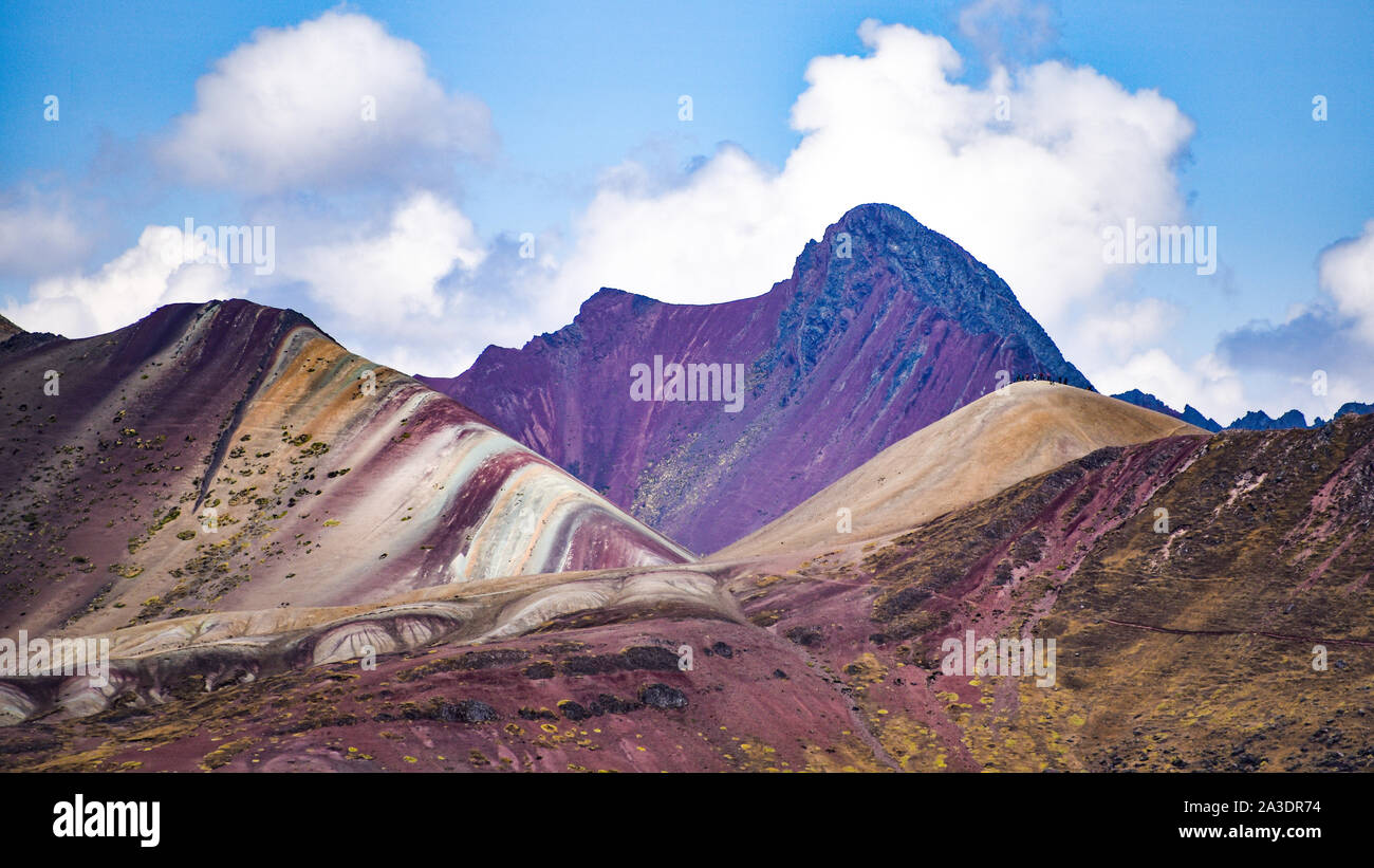 Viste della Vinicuna 'Rainbow' di montagna da una distanza. Cordigliera Vilcanota, Cusco, Perù Foto Stock