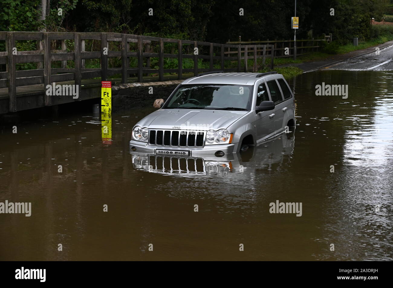 Allagando a Rufford ford vicino a Rufford Country Park Nottinghamshire. Foto Stock