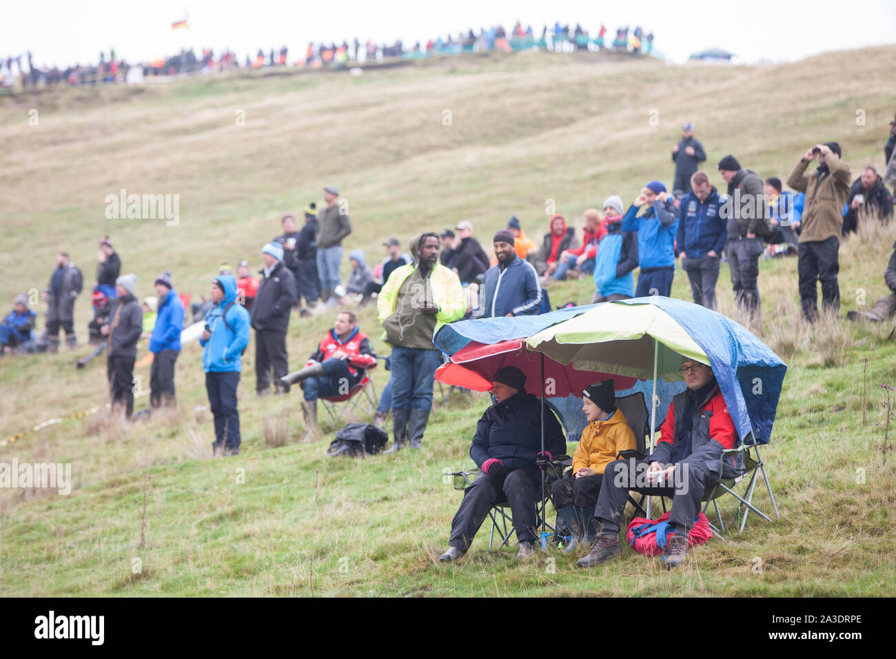 Sul bagnato giornata piovosa nelle colline Welsh,eseguita per la prima volta,Stadio SS13 a dolce agnellino Hafren. FIA World Rally Championship WRC GB auto da rally del Galles,Welsh,UK, sabato 5 ottobre 2019. Rally Galles GB è la gamba del Regno Unito di un'auto di rally motorsports World Series.IL DOLCE AGNELLO Hafren 15,96 miglia stadio è un ventilatore, ventole, spettatore, spettatori, preferiti come il rally auto può essere visto oltre a diverse miglia come essi si snodano attraverso questo vaso naturale,con diverse sezioni tortuose,tornanti e uno spruzzo d'acqua, acqua splash, per driver, driver e co-driver,co-driver per navigare. Foto Stock