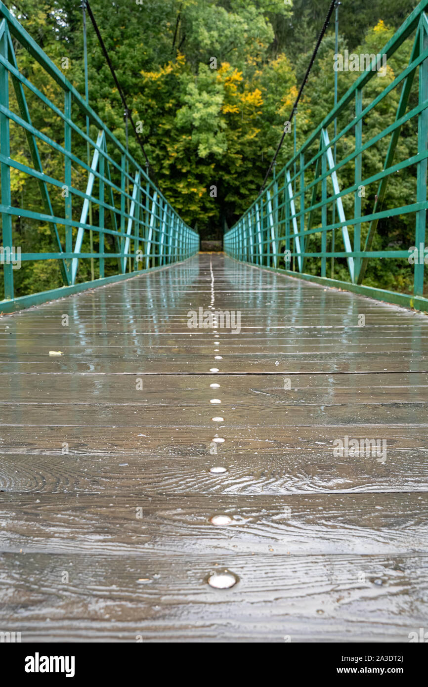 Ponte di sospensione dalla vista dal basso. Di legno e metallo Foto Stock