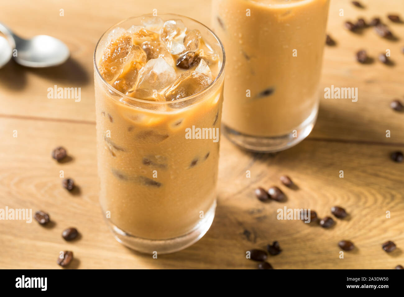 In casa Iced caffè con latte di mandorle in un bicchiere Foto Stock