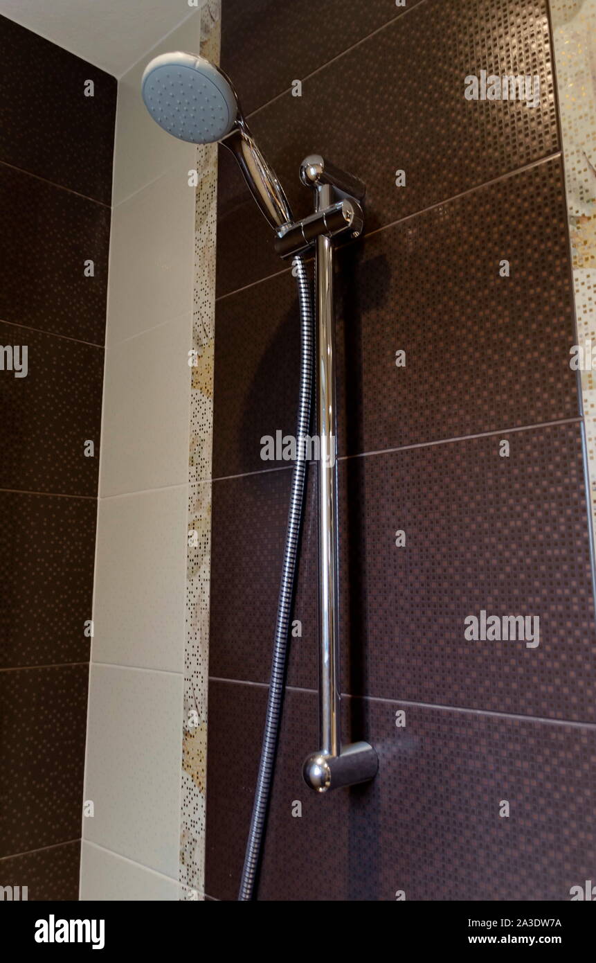 Interni moderni e un piccolo bagno con cabina doccia in una casa ristrutturata, Sofia, Bulgaria Foto Stock