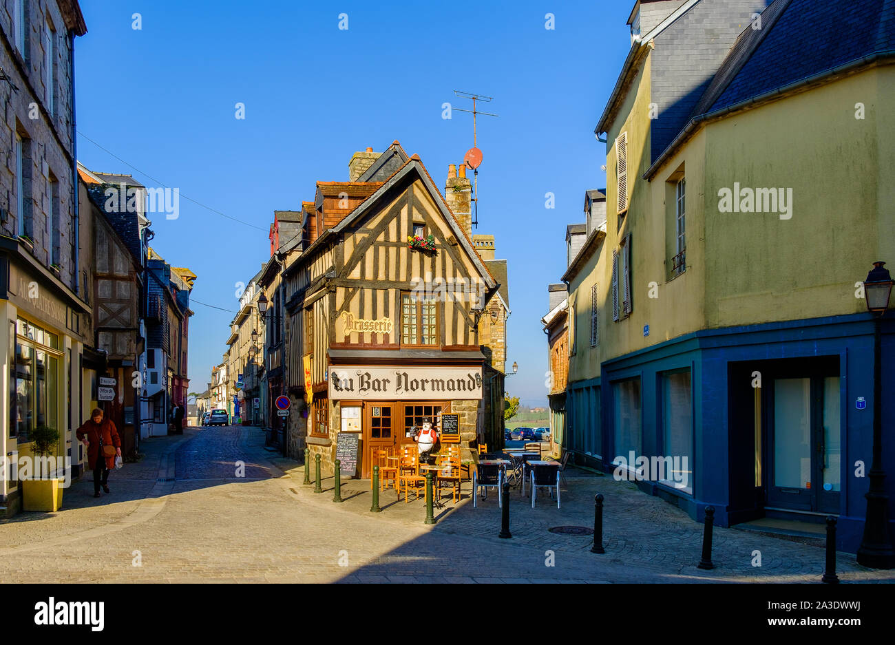 Domfront, Francia, Feb 2019, esterno della metà edificio con travi di legno del ristorante "Au Bar Normand' in una città medievale di Normandia Foto Stock