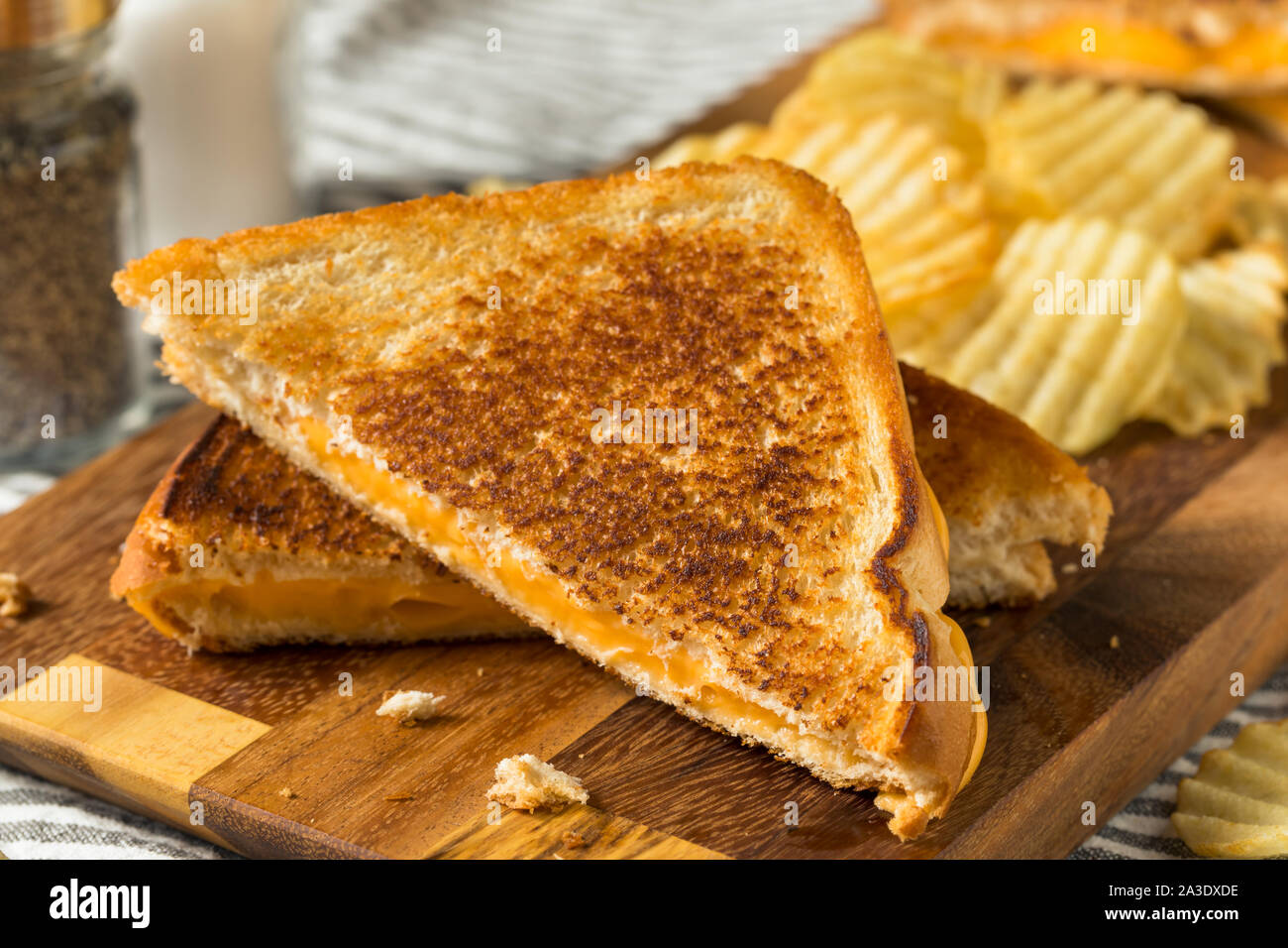 In casa formaggio alla griglia in sandwich con patate fritte Foto Stock