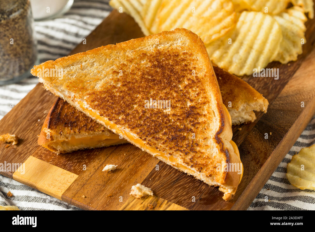 In casa formaggio alla griglia in sandwich con patate fritte Foto Stock