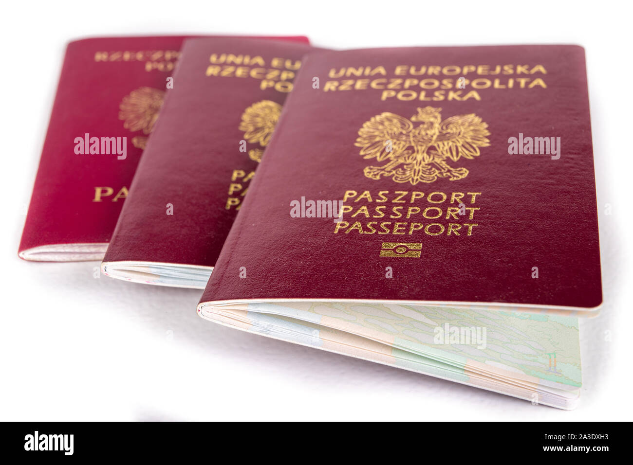 Passaporto polacco su un tavolo bianco. Documento di identificazione necessari in un paese straniero. Sfondo chiaro. Foto Stock