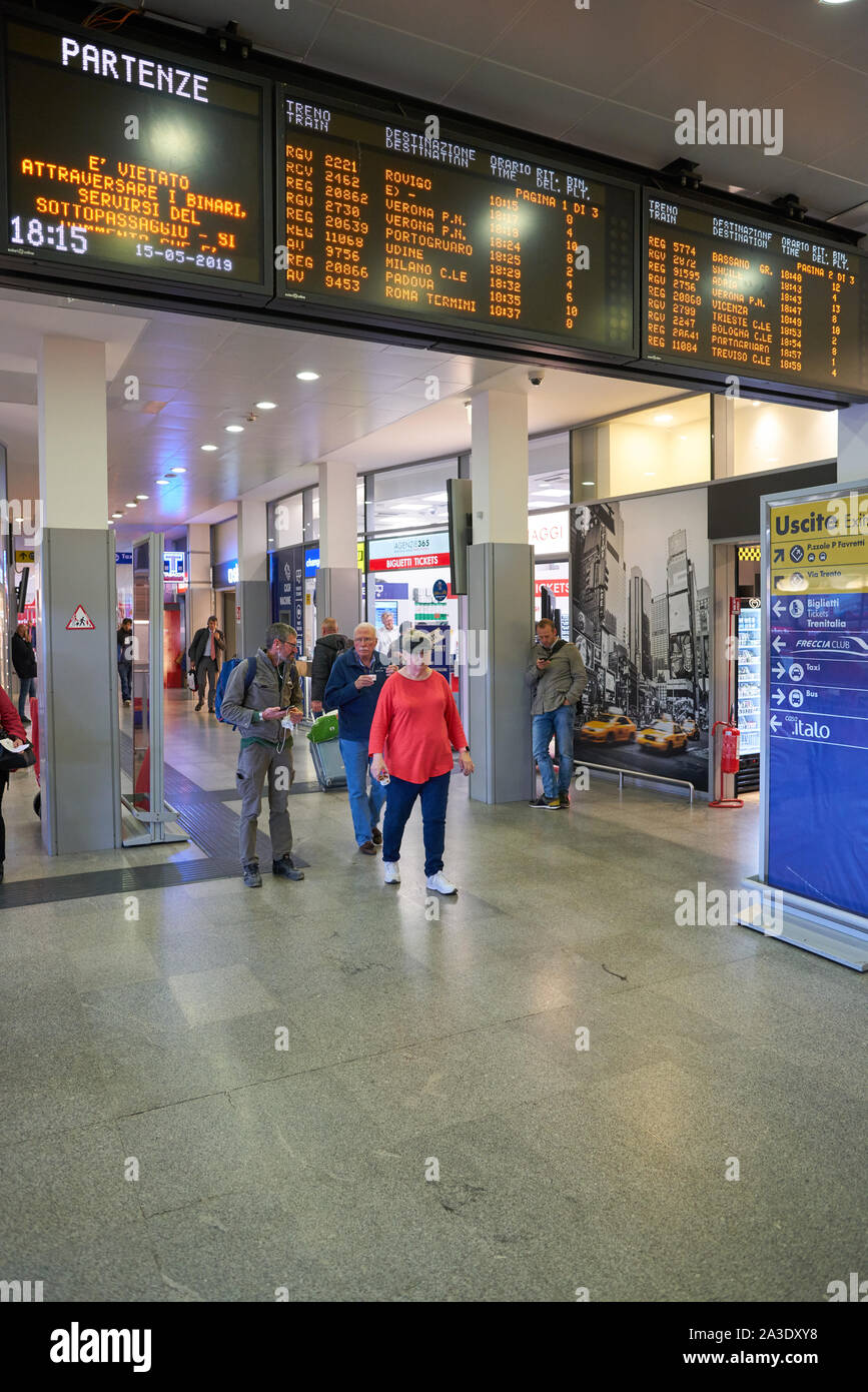 Venezia, Italia - circa maggio, 2019: interior shot della stazione ferroviaria di Venezia Mestre. Foto Stock