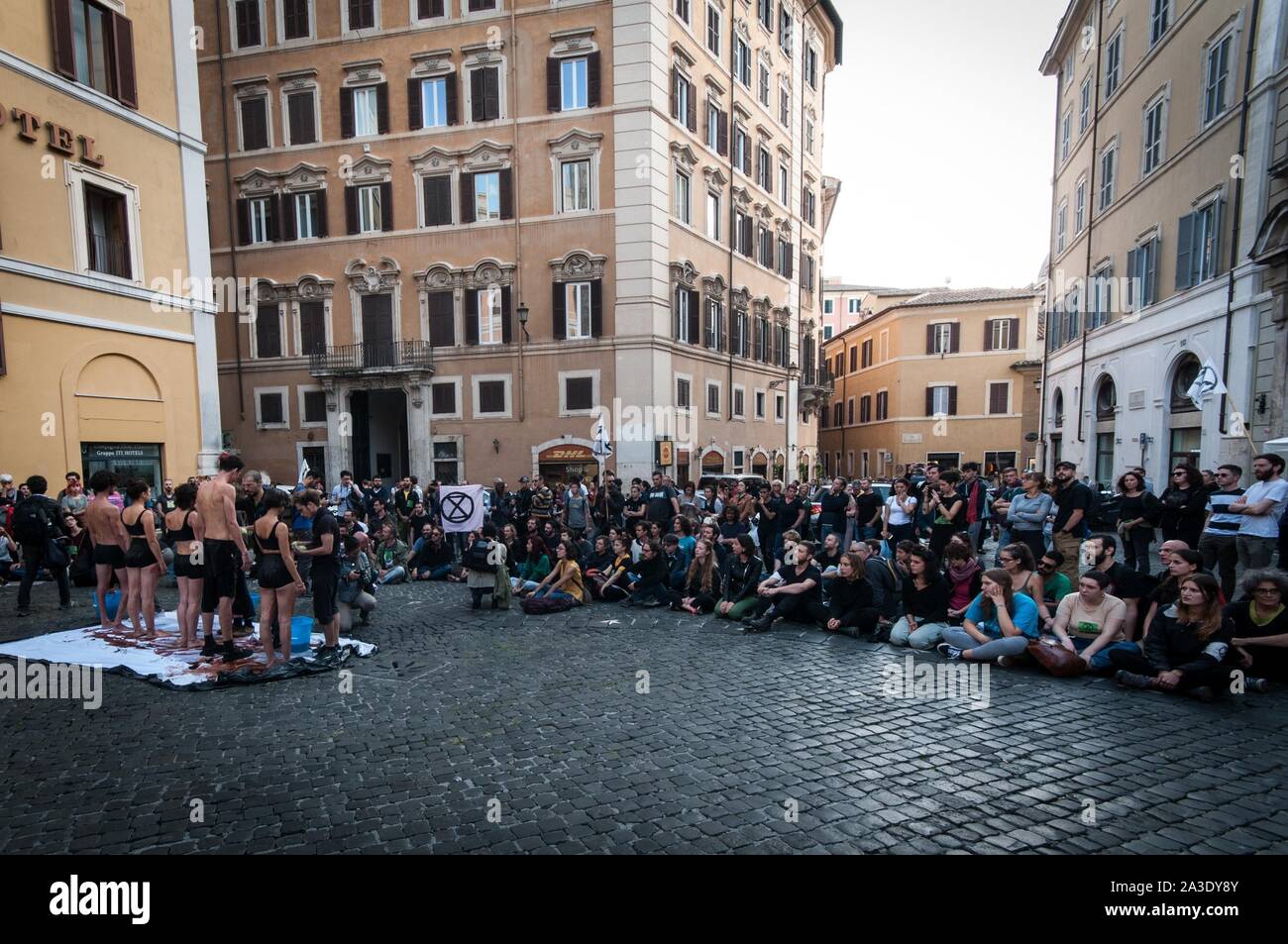 Roma, Italia - 07 ottobre i manifestanti in Piazza Montecitorio estinzione della ribellione nella manifestazione denominata dal cambiamento climatico attivista Extinctio gruppo Foto Stock