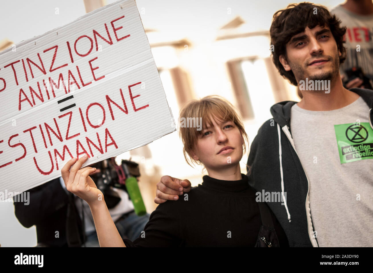 Roma, Italia - 07 ottobre i manifestanti in Piazza Montecitorio estinzione della ribellione nella manifestazione denominata dal cambiamento climatico attivista Extinctio gruppo Foto Stock