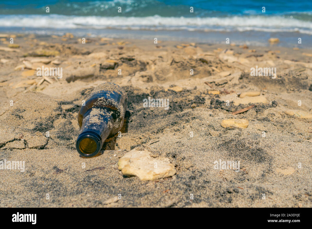 Il cestino è sulla spiaggia davvero vicino a sventolare mare invece di essere riciclato Foto Stock