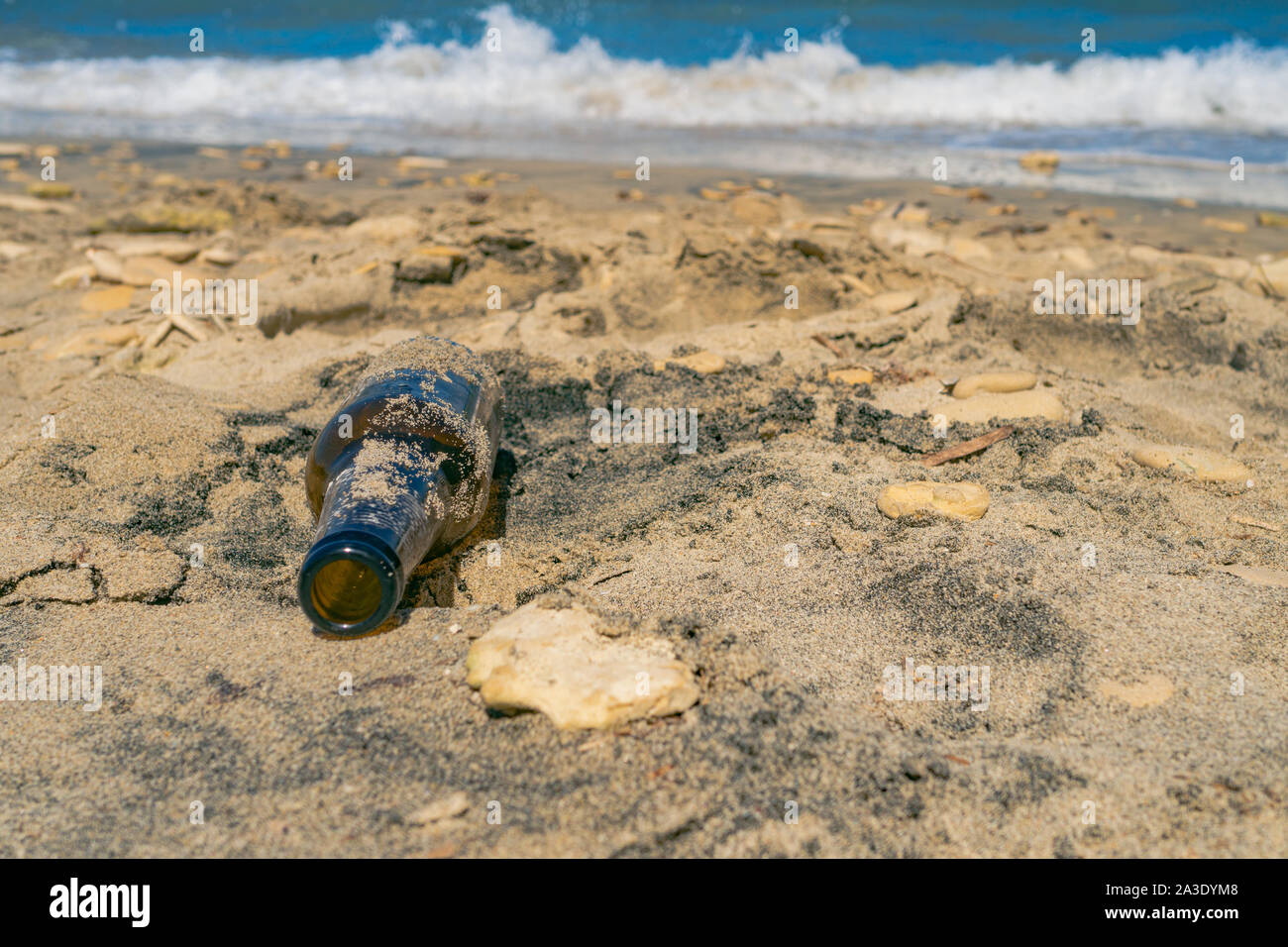 Sventolando mare divenne lo sfondo del partito dopo i rifiuti abbandonati sulla spiaggia Foto Stock