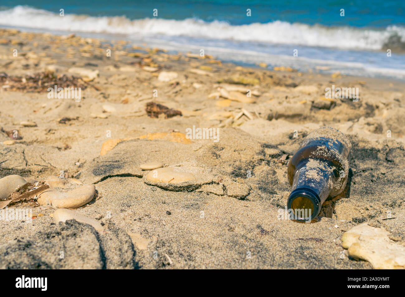 Bottiglia vuota viene abbandonato sulla spiaggia durante il periodo estivo la bottiglia di birra dovrebbero essere riciclati. Foto Stock