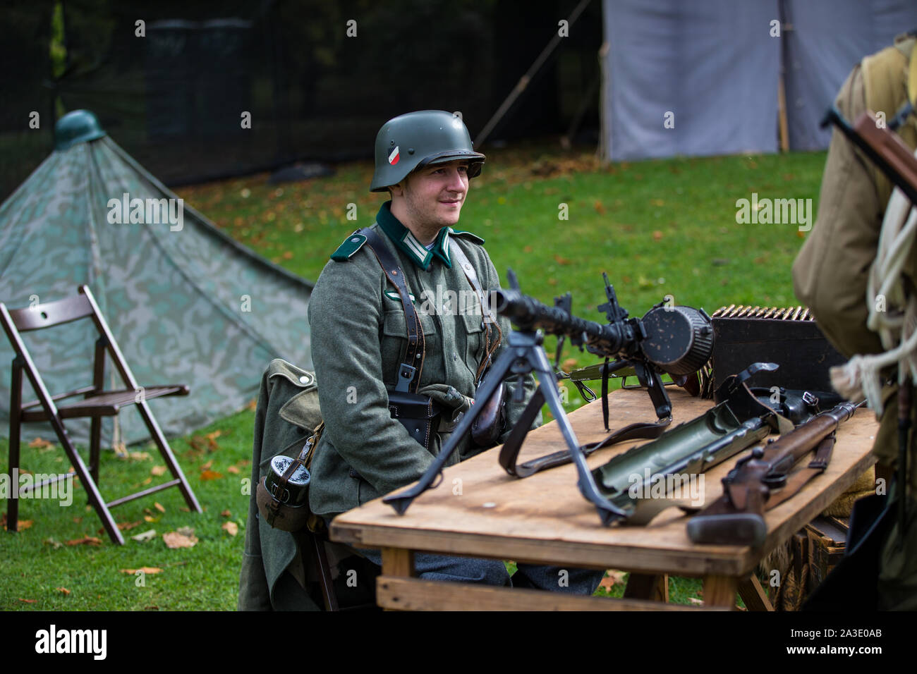 Un uomo vestito come un soldato tedesco si siede a un tavolo con una mitragliatrice.speranza e Gloria 2019 Gravesend Fort Gardens .Credit Andrew Beck Foto Stock