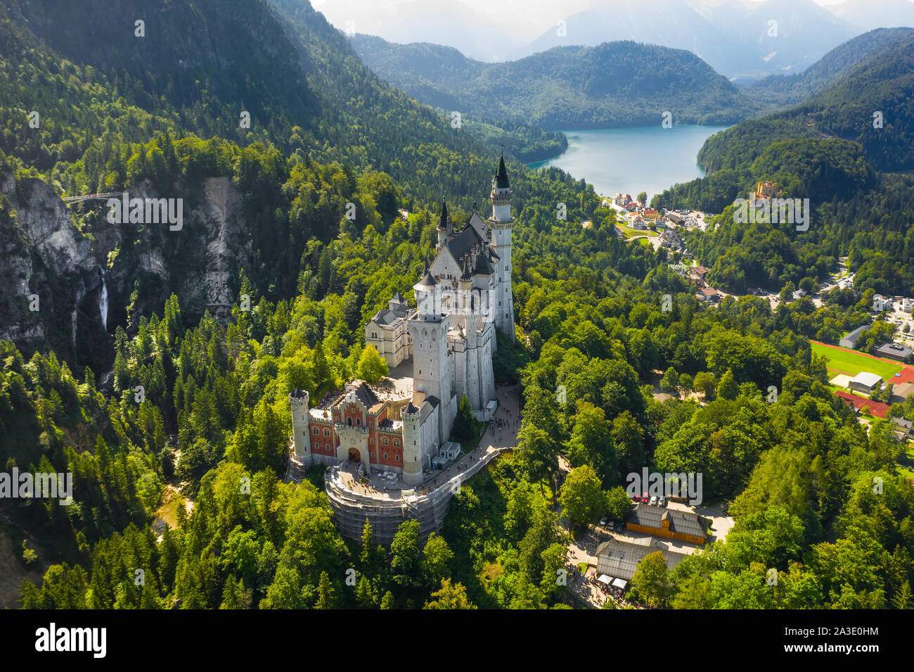 Vista aerea sul Castello di Neuschwanstein Schwangau, Baviera, Germania. Drone immagine sul lago Alpsee nelle Alpi Foto Stock