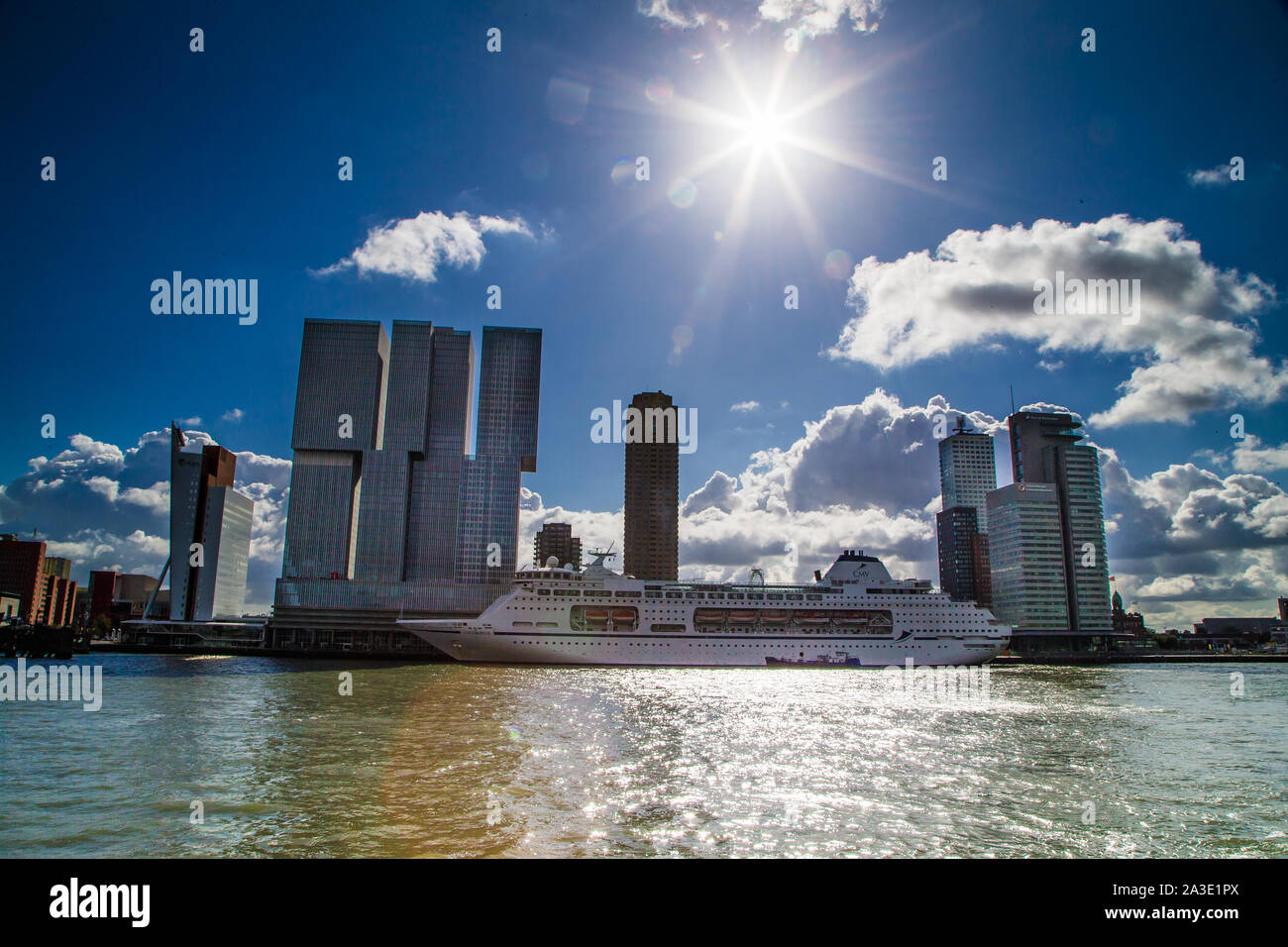 Porto di Rotterdam con la nave di crociera seduta 8n davanti a moderni grattacieli. Foto Stock