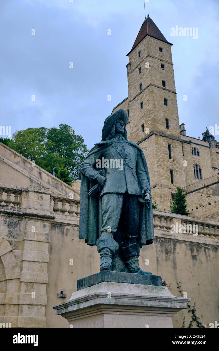 Statua in bronzo di d'Artagnan fatto da Firmin Michelet dal rampards di Auch con Tour d'Armagnac in retro Foto Stock