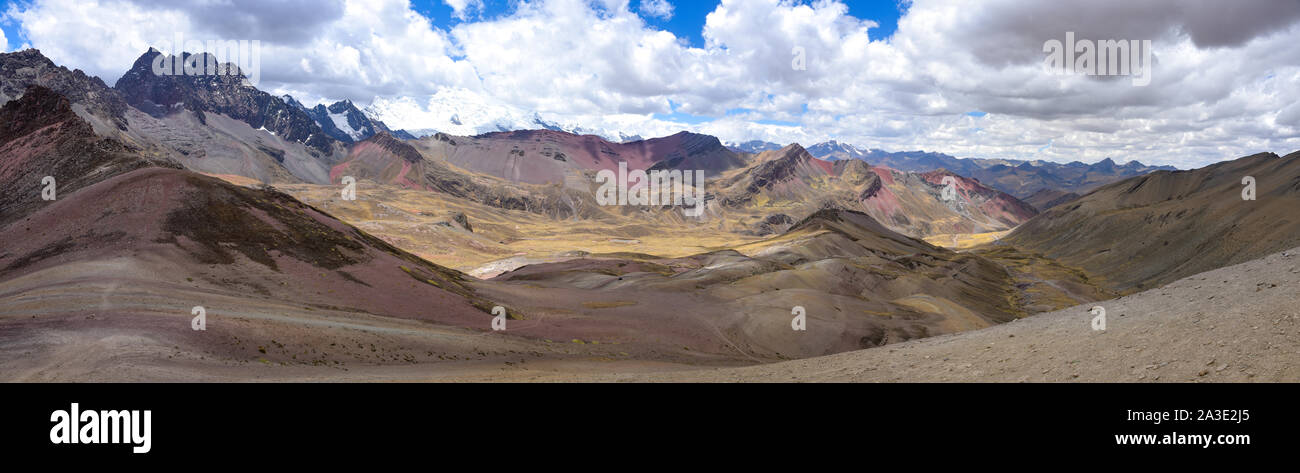 I colori naturali del Vinicuna 'rainbow mountain". Cordigliera Vilcanota, Cusco, Perù Foto Stock