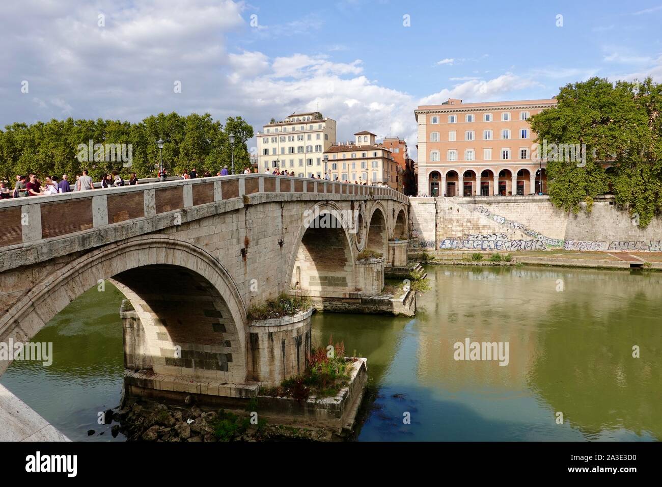 Persone, turisti, che attraversano il Tevere, guardando verso la towardsV ia dei Pettinari sul Ponte Sisto, ponte Sisto, Roma, Italia. Foto Stock