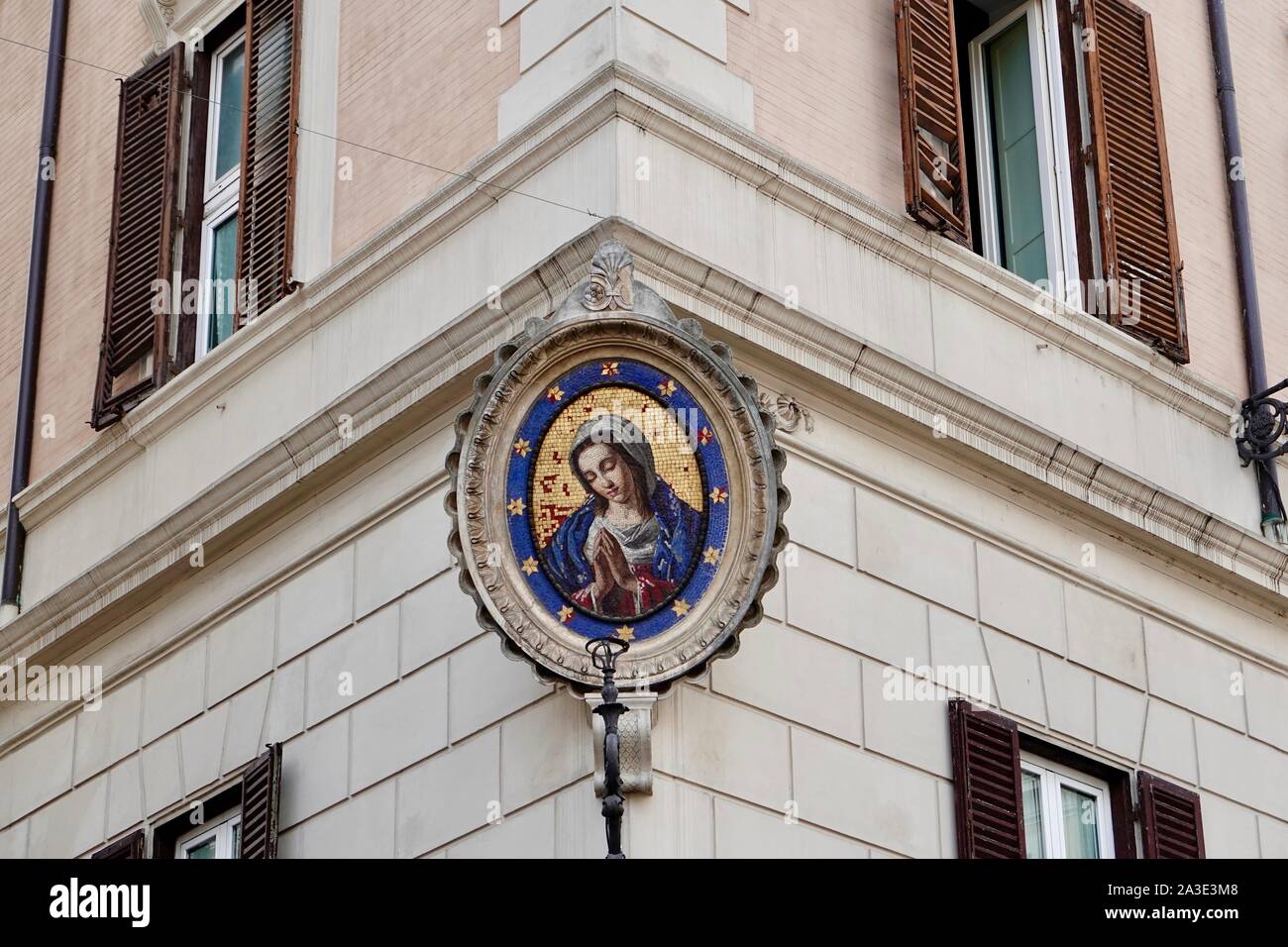 Madonnella, mosaico della Vergine Maria come protettrice, madre di Dio, all'angolo di un edificio ai margini di Piazza campo De Fiori, Roma, Italia. Foto Stock