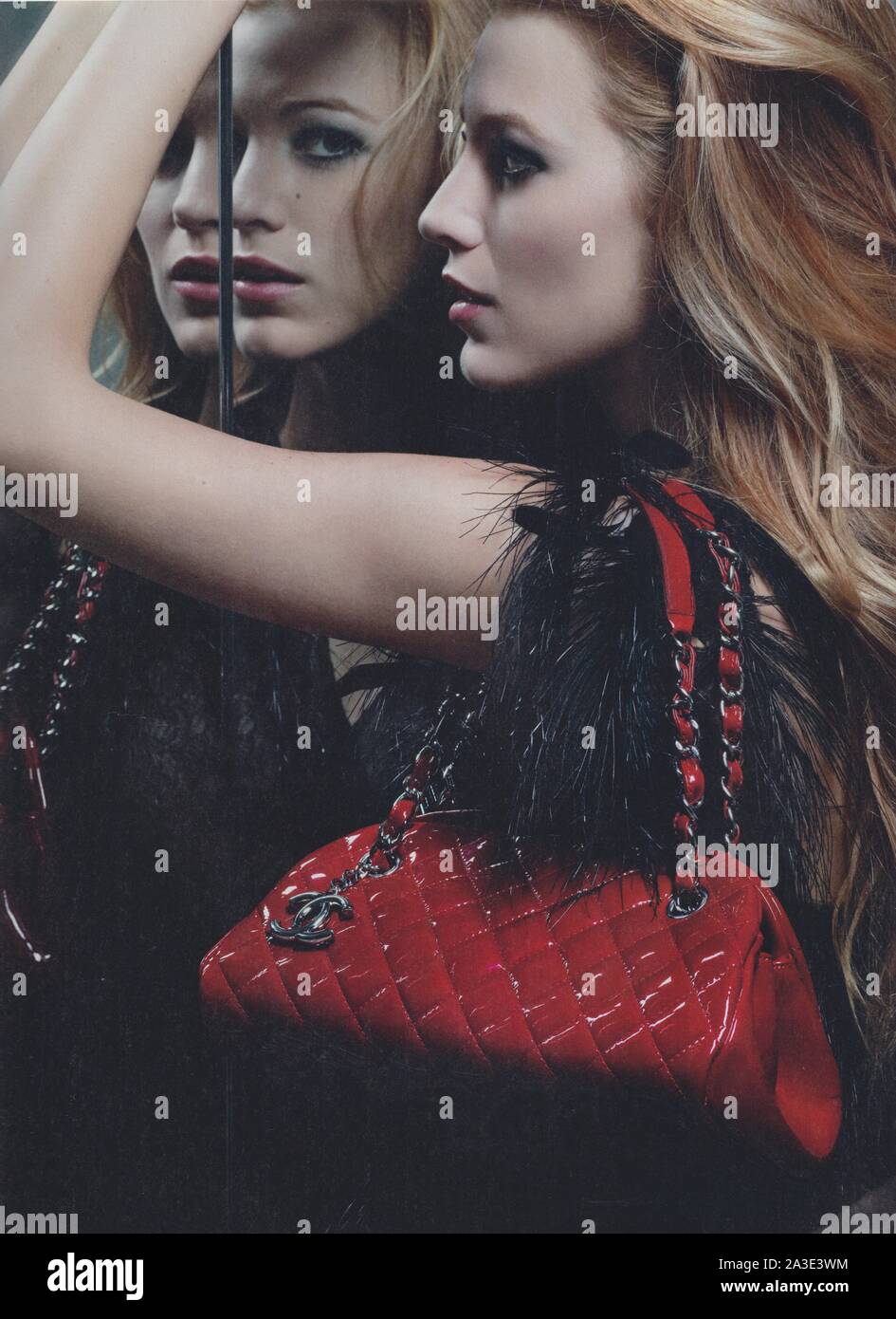 Poster pubblicitari CHANEL Mademoiselle sacchetti con Blake Lively nella rivista cartacea dal 2011, pubblicità creative CHANEL annuncio da 2010s Foto Stock