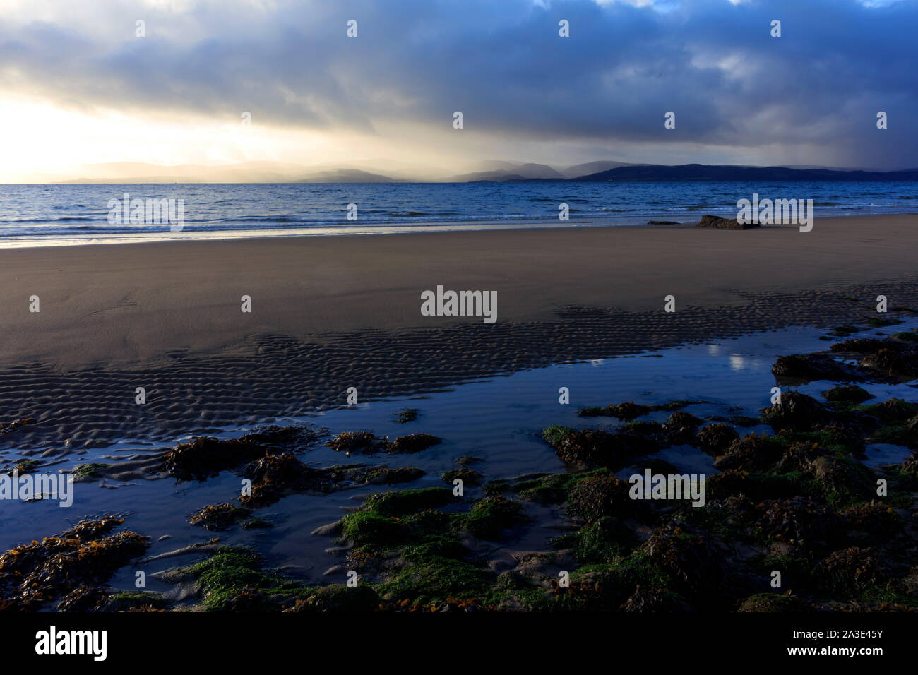 E drammatico momento molto bello la sera presso la costa dell'isola di Arran, Scozia. Foto Stock