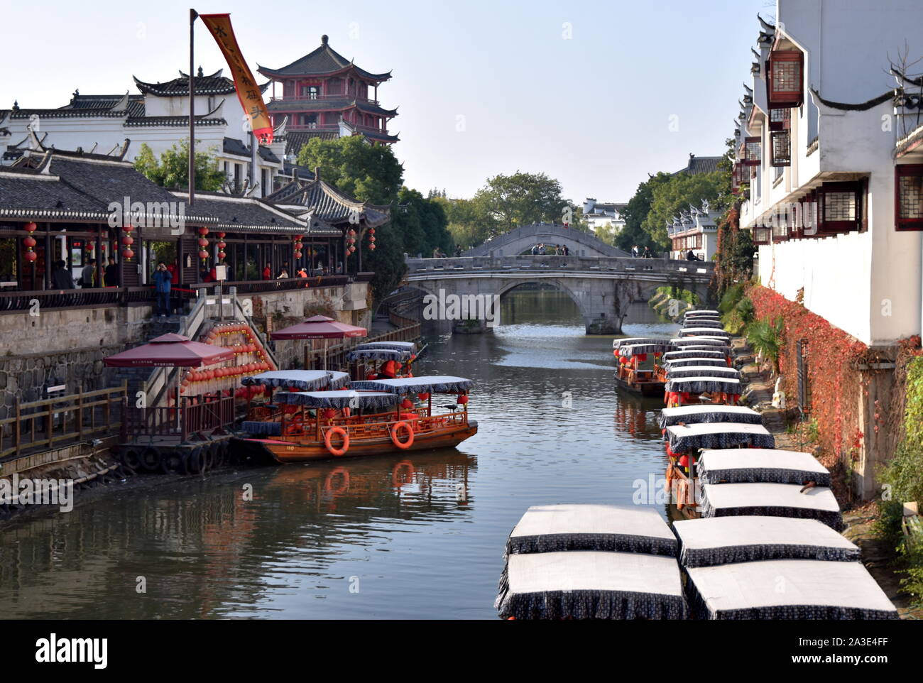 Cinese tradizionale vecchio canale comune, barche e ponti, Sanhe, Anhui, Cina Foto Stock