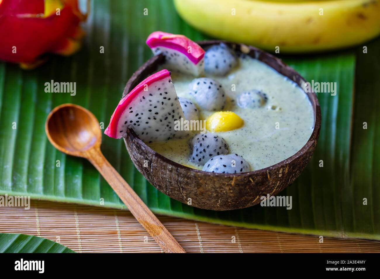 Dragon frullato di frutta nella tazza di cocco Foto Stock