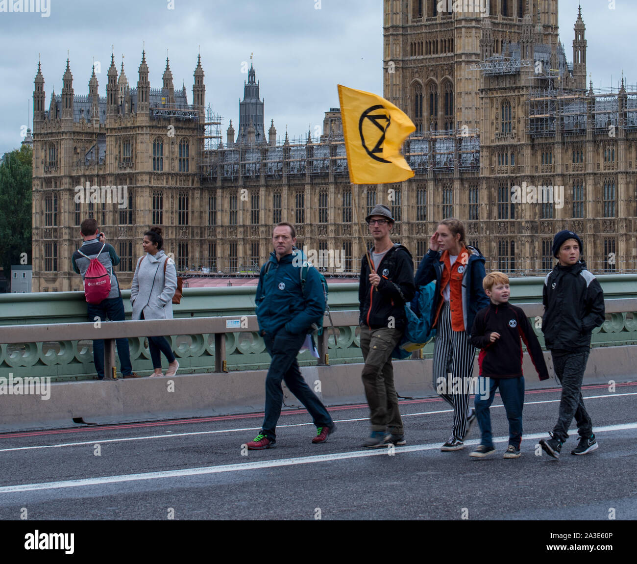 Westminster Bridge, Londra UK. Il 7 ottobre 2019. La ribellione di estinzione il cambiamento climatico gli attivisti si riuniscono al di fuori di san Tommaso' ospedale e Westminster Bridge creazione di interruzione del traffico sulle strade principali intorno a Westminster. Questo è stato il primo giorno di protesta che vengono pianificate di fronte a Londra per i prossimi quindici giorni per aumentare la consapevolezza del cambiamento climatico globale. Celia McMahon/Alamy Live News. Credito: Celia McMahon/Alamy Live News Foto Stock