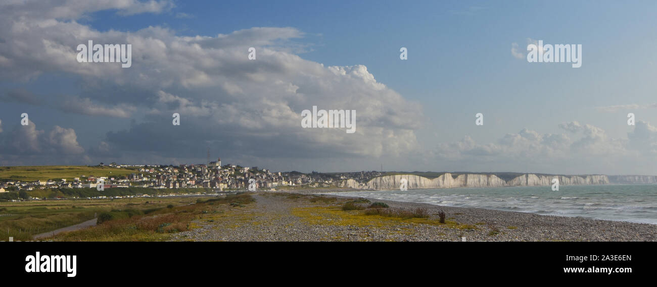 Panoramique sur la hâble d'Ault et la ville de Ault. Vue sur la plage d'Onival. Foto Stock