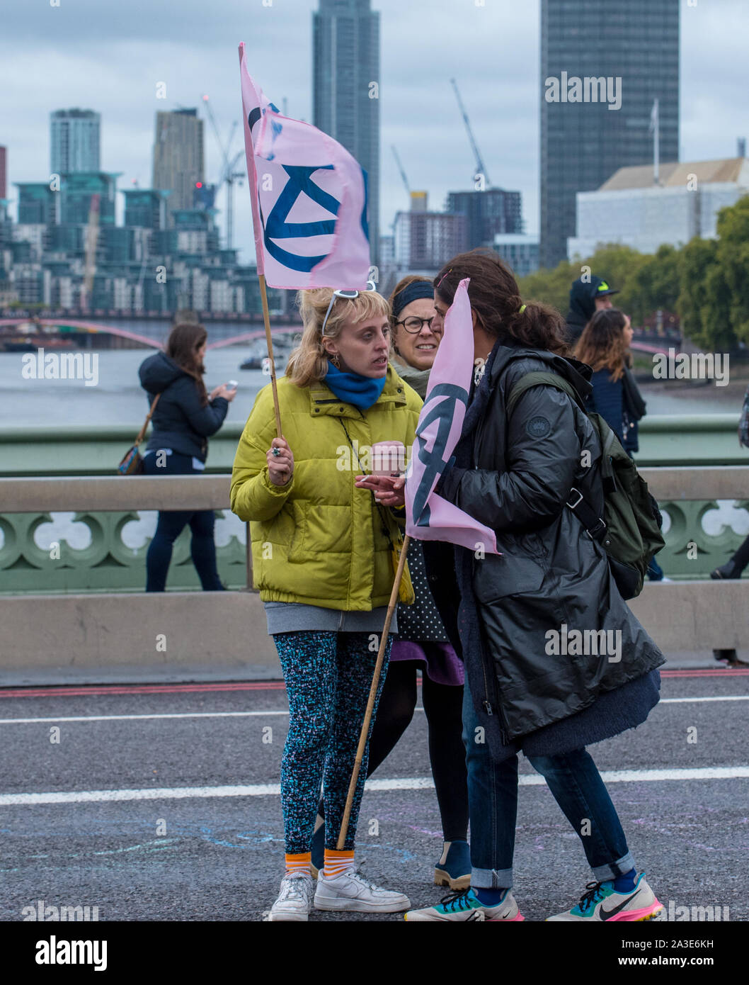Westminster Bridge, Londra UK. Il 7 ottobre 2019. La ribellione di estinzione il cambiamento climatico gli attivisti si riuniscono al di fuori di san Tommaso' ospedale e Westminster Bridge creazione di interruzione del traffico sulle strade principali intorno a Westminster. Questo è stato il primo giorno di protesta che vengono pianificate di fronte a Londra per i prossimi quindici giorni per aumentare la consapevolezza del cambiamento climatico globale. Celia McMahon/Alamy Live News. Credito: Celia McMahon/Alamy Live News Foto Stock