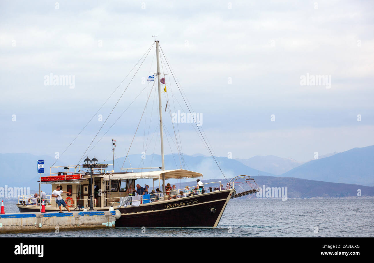 Le persone e i turisti in una gita in barca al Greek holiday resort di Kassiopi Corfù Grecia Foto Stock