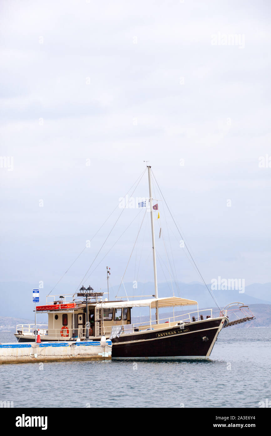 Le persone e i turisti in una gita in barca al Greek holiday resort di Kassiopi Corfù Grecia Foto Stock