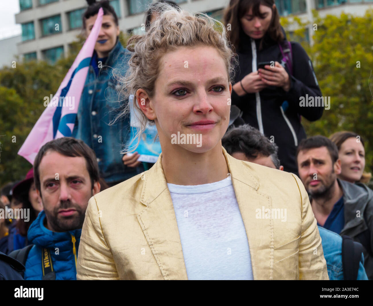 Londra, Regno Unito. Il 7 ottobre 2019. Il matrimonio di XR ribelli Tamsin Omond (nell'immagine) e Melissa avviene sul Westminster Bridge durante la protesta questo pomeriggio. La Ribellione di estinzione cominciare la ribellione internazionale occupando undici sedi a ministeri governativi, Downing St, il Mall, Westminster e ponti di Lambeth, portando il traffico ad un arresto. Credito: Peter Marshall / Alamy Live News Foto Stock